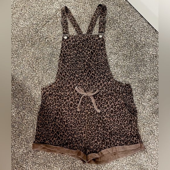 🚫SOLD🚫 Wallflower women’s leopard overalls - Picture 1 of 4